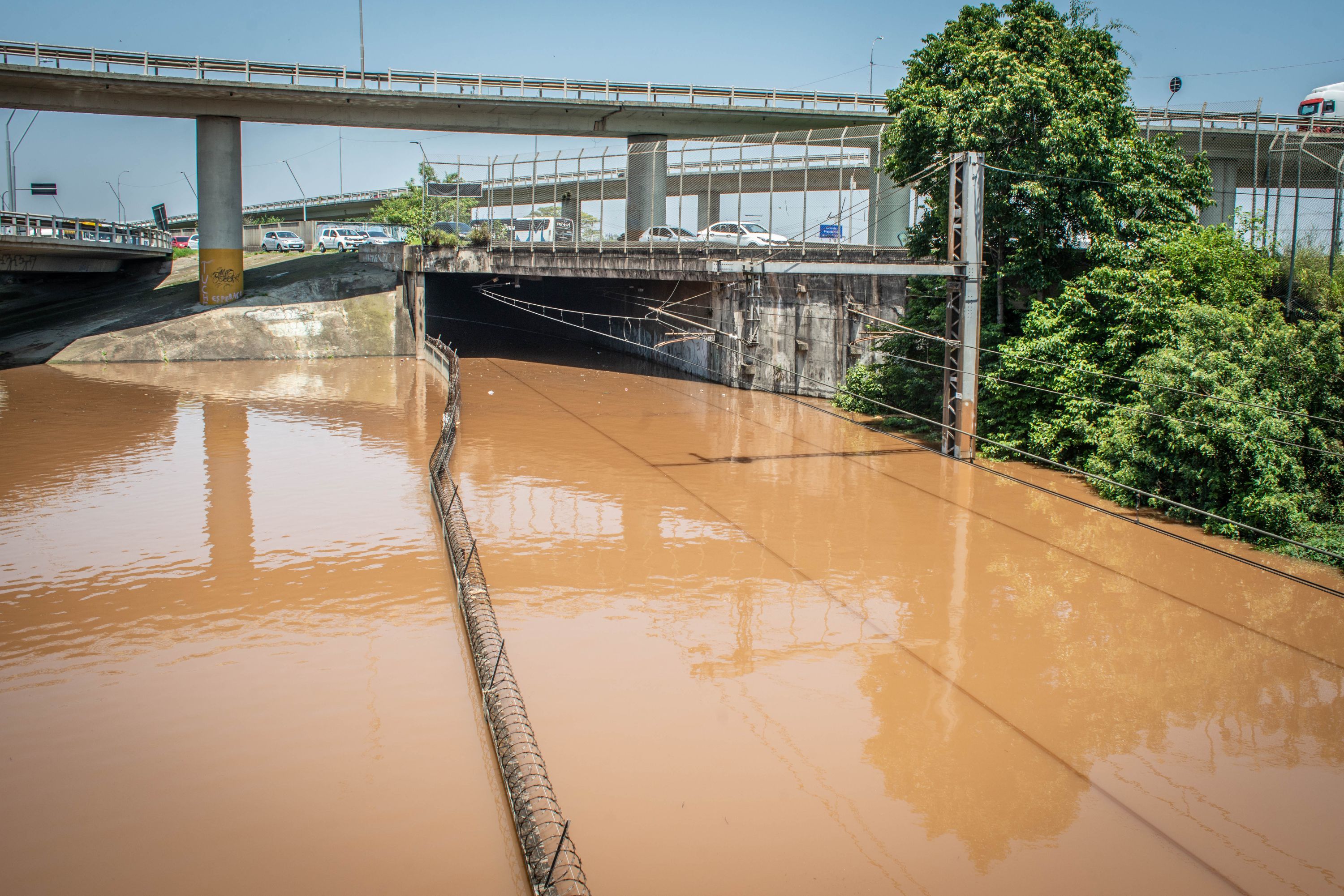 Comporta para frear água do Guaíba se rompe e alaga ruas em Porto Alegre