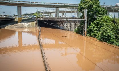 Comporta para frear água do Guaíba se rompe e alaga ruas em Porto Alegre