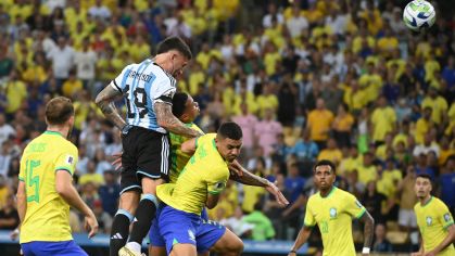 Otamendi sobe sozinho para cabecear e marcar o gol da vitória da Argentina sobre o Brasil no Maracanã