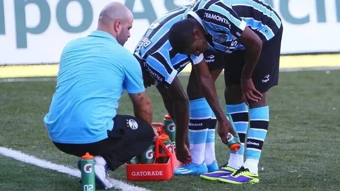 Jogadores do Grêmio molham os pés devido ao calor em janeiro de 2014 / Lucas Uebel/Grêmio FBPA