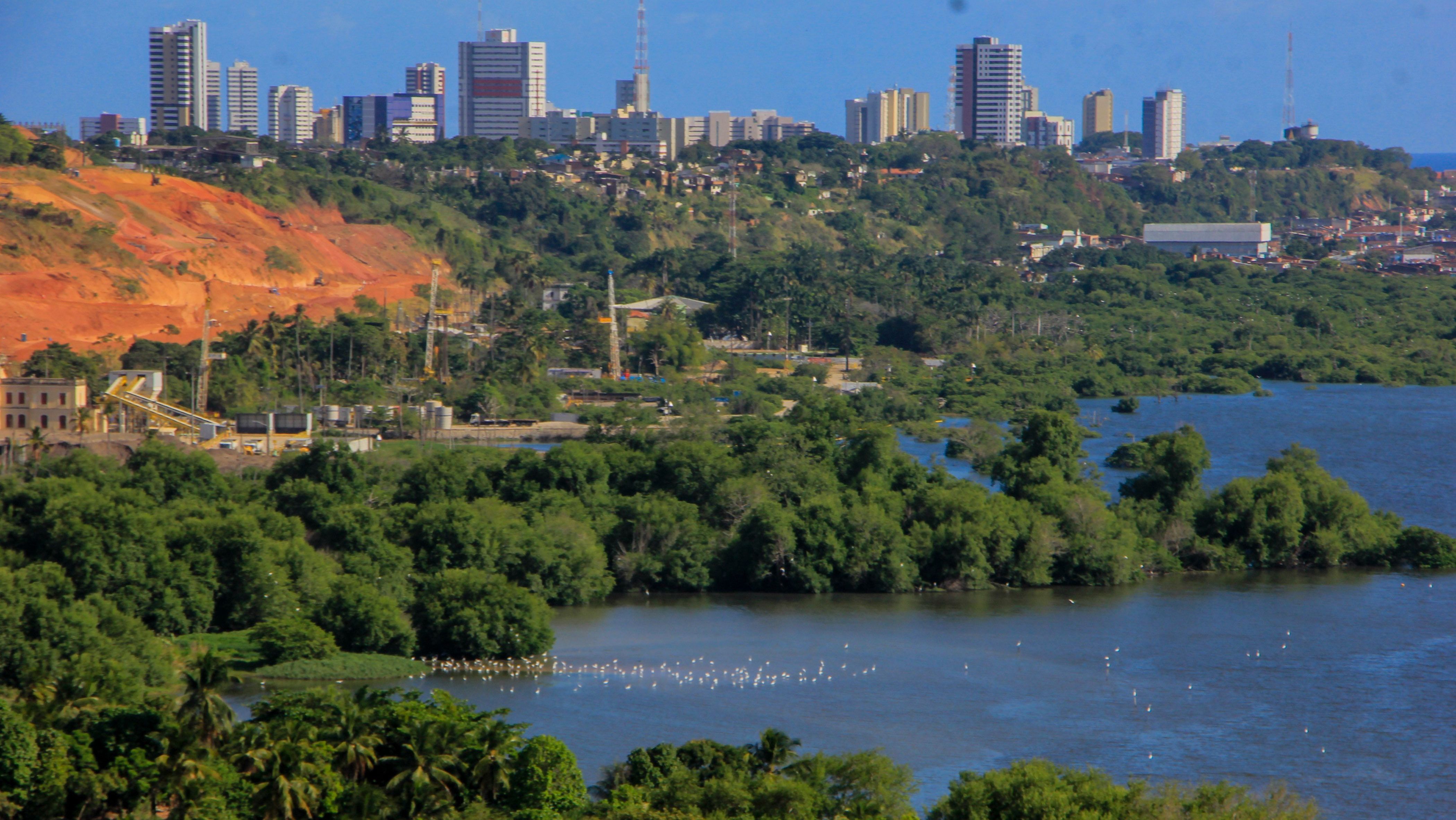 AL - AVISO/COLAPSO - GERAL - Defesa civil de Maceió emite aviso via sms, de alerta para risco de colapso na região desocupada próximo ao antigo campo do CSA, no bairro do Mutange. No alerta solicita que procurem local seguro. Na foto: Região do Mutange onde a mina 18 está em processo acelerado de colapsar, conhecido como Sinkholes, ou seja, escorregamento de terra formando enormes crateras. 29/11/2023 - Foto: