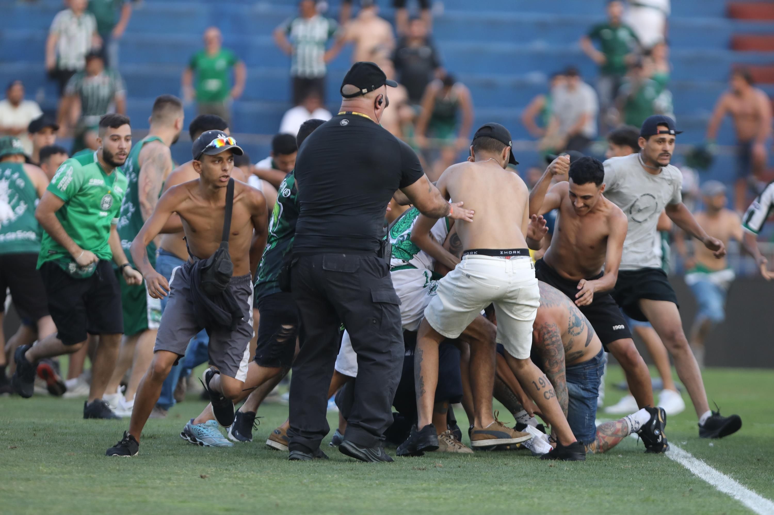 Cenas da briga entre torcedores de Coritiba e Cruzeiro