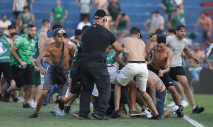 Cenas da briga entre torcedores de Coritiba e Cruzeiro