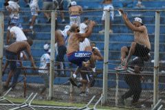 Cenas da briga entre torcedores de Coritiba e Cruzeiro