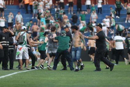 Cenas da briga entre torcedores de Coritiba e Cruzeiro