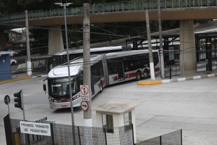 Movimentação de ônibus no terminal Praça da Bandeira após paralisação em São Paulo