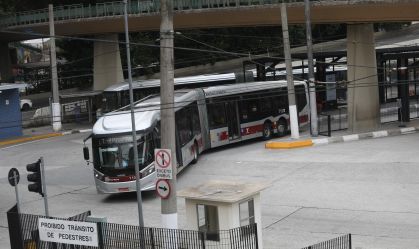 Movimentação de ônibus no terminal Praça da Bandeira após paralisação em São Paulo
