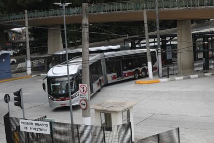 Movimentação de ônibus no terminal Praça da Bandeira após paralisação em São Paulo