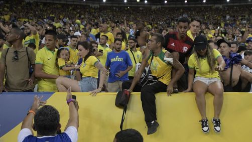 Confusão entre policiais militares e torcedores de Brasil e Argentina no Maracanã