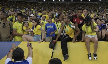 Confusão entre policiais militares e torcedores de Brasil e Argentina no Maracanã