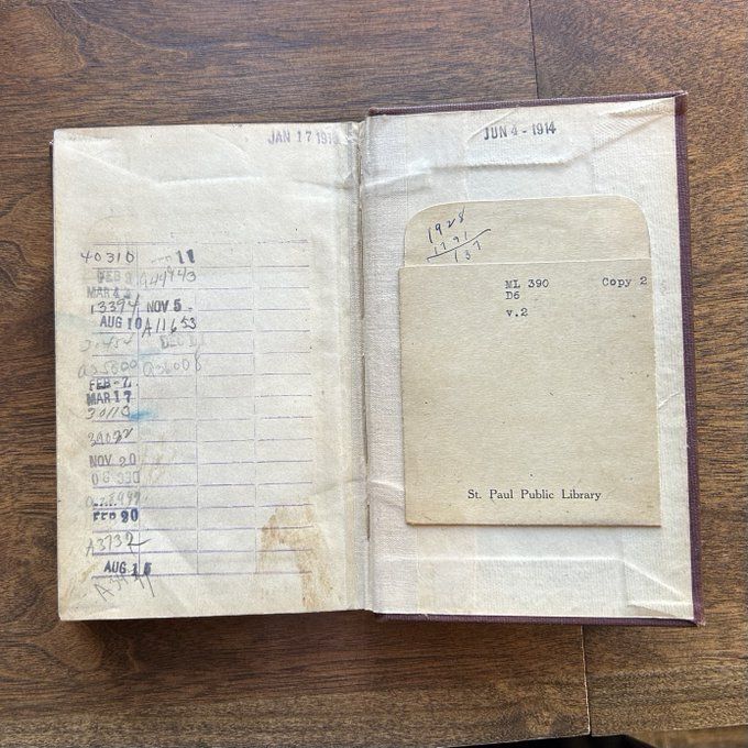 Dois selos de check-out – de 4 de junho de 1914 e 17 de janeiro de 1916 – indicam que o livro pode ter sido inscrito duas vezes no catálogo da biblioteca./ Reprodução/X