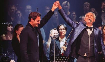 Federer se emociona com homenagem de Andrea Bocelli; assista