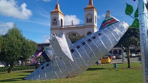 Cidade colombiana usa escultura que simula queda do avião da Chape em decoração de Natal