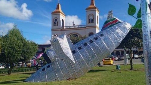 Cidade colombiana usa escultura que simula queda do avião da Chape em decoração de Natal