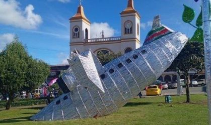 Cidade colombiana usa escultura que simula queda do avião da Chape em decoração de Natal