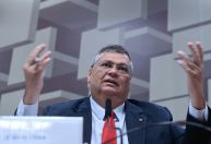 Dino prioriza conversas por telefone enquanto se divide entre ministério e sabatina