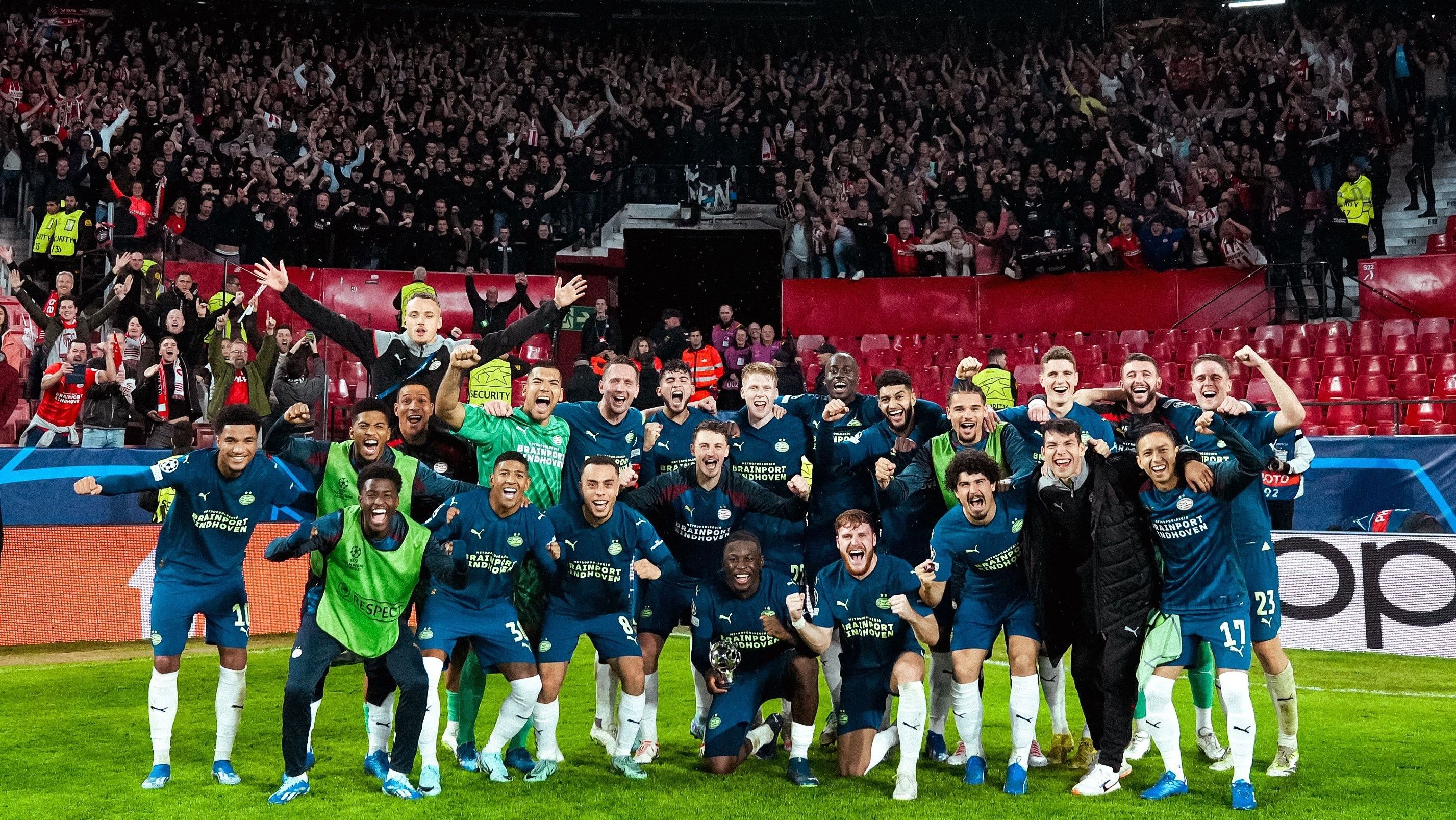 Equipe do PSV comemora vitória sobre o Sevilla na Champions League