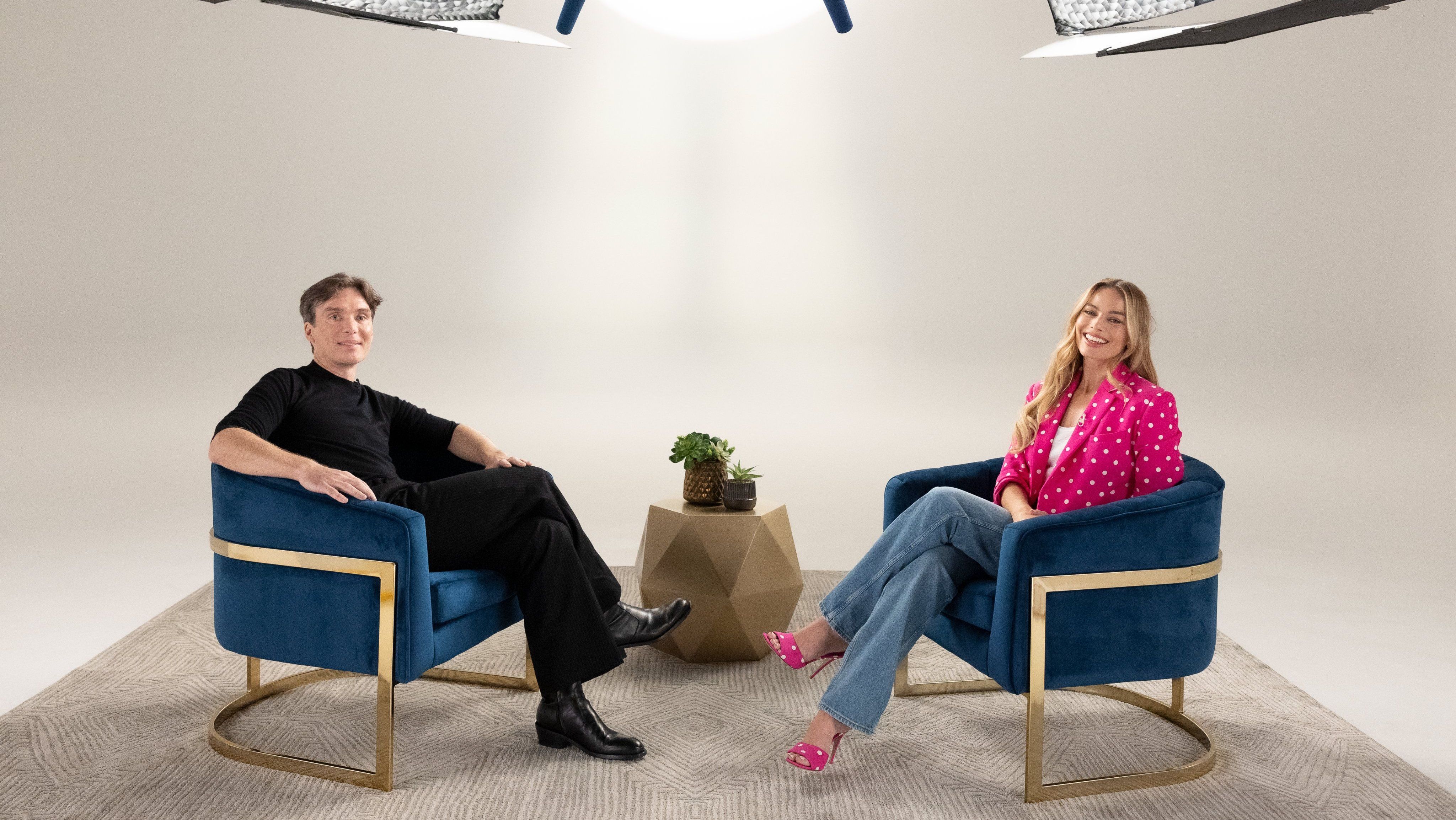 Cillian Muprhy e Margot Robbie aparecem juntos no cenário de gravações do Actors on Actors da Variety