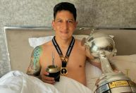 Cano repete Messi e acorda com taça da Libertadores na cama: “Bom dia, América”