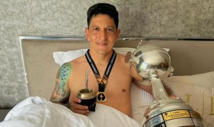 Cano repete Messi e acorda com taça da Libertadores na cama: "Bom dia, América"
