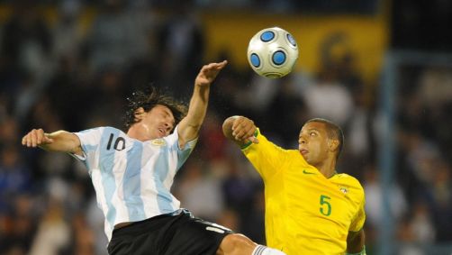 Felipe Melo disputa a bola com Felipe Melo em duelo entre Brasil e Argentina