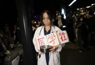 Jovens usam Halloween na China para protestar contra crise na economia