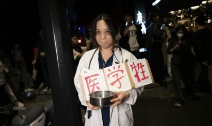 Jovens usam Halloween na China para protestar contra crise na economia