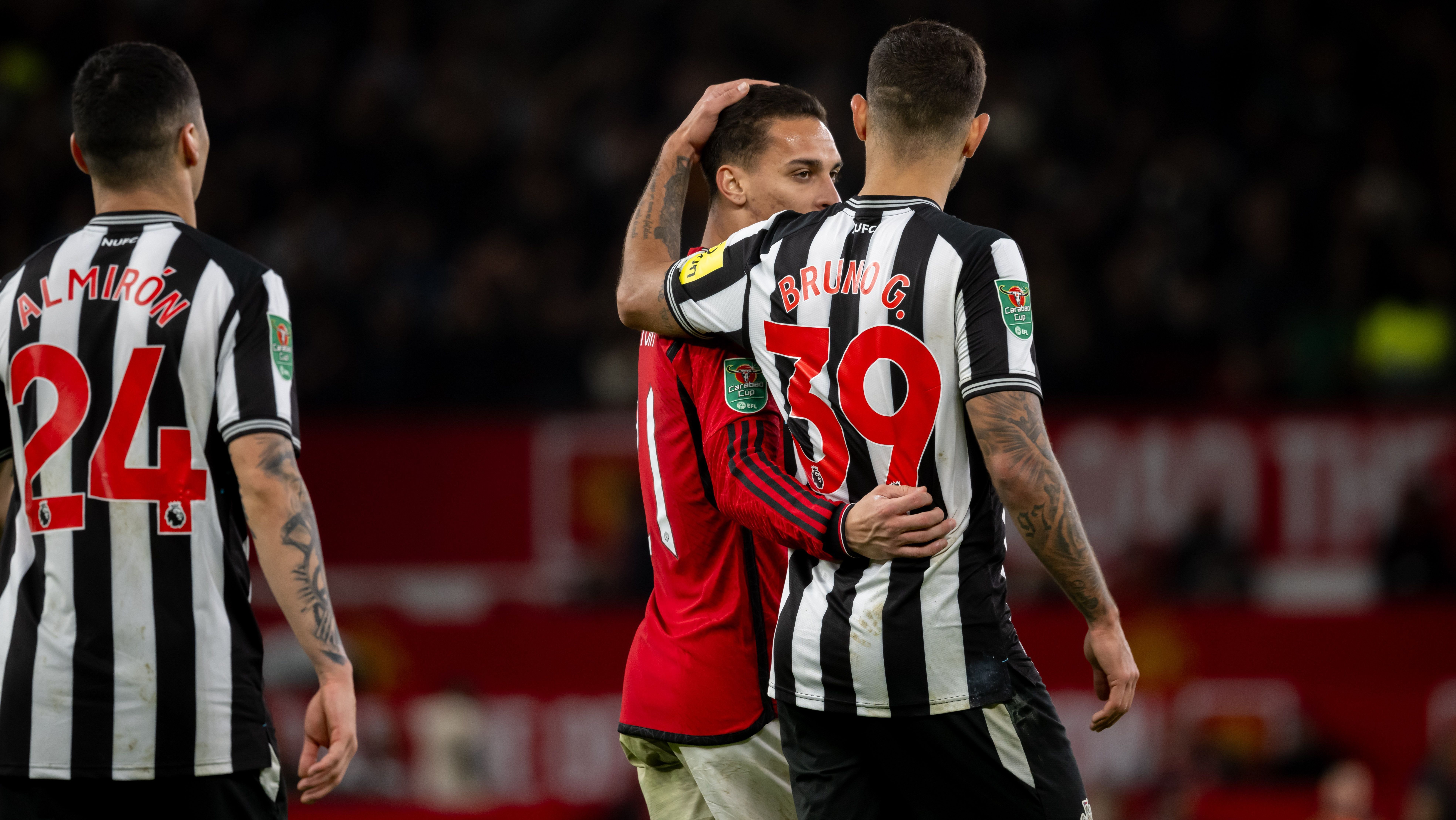 Bruno Guimarães e Antony se cumprimentam após a eliminação do Manchester United para o Newcastle