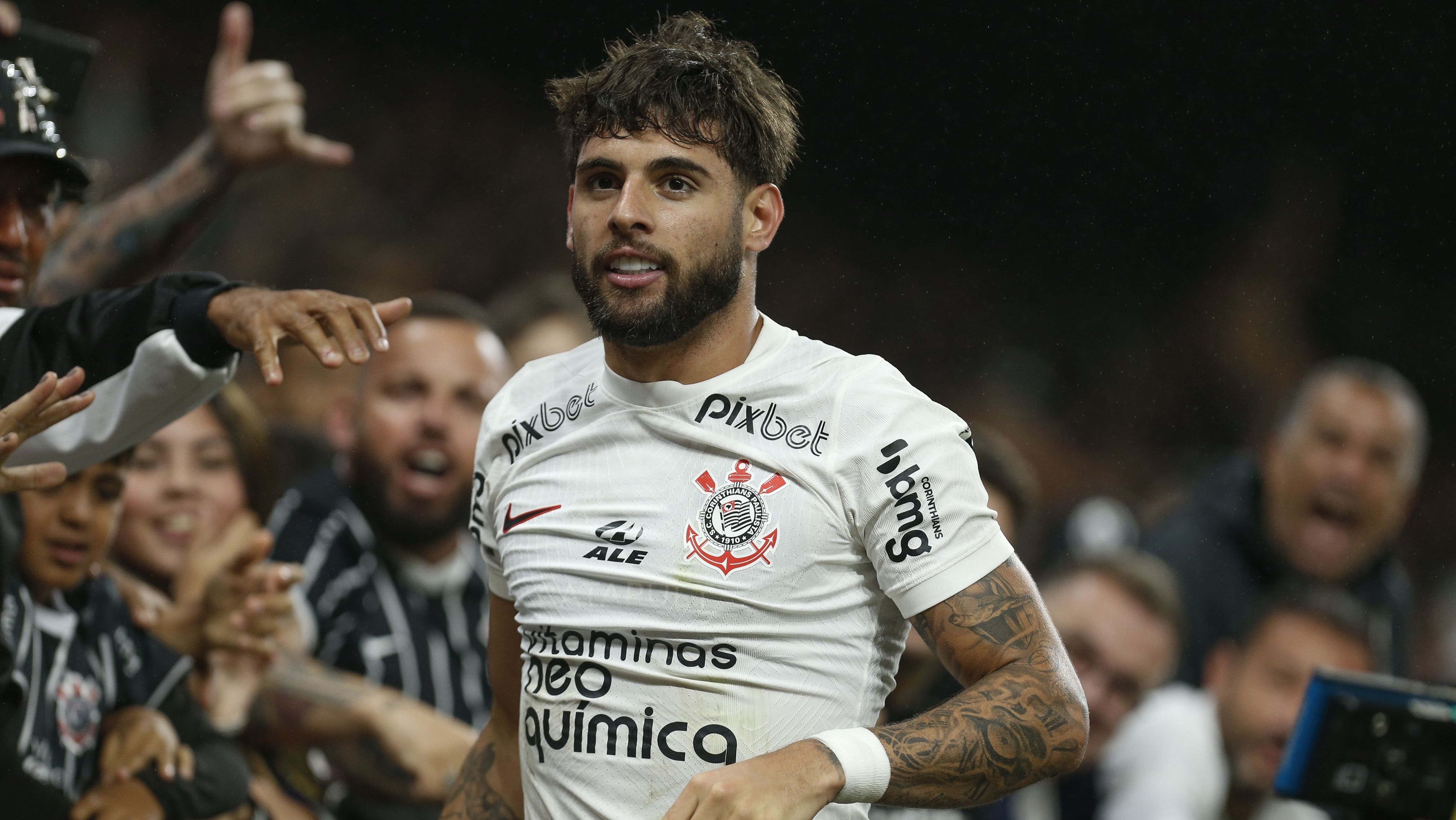 Yuri Alberto comemora com a torcida do Corinthians o gol da vitória sobre o Athletico-PR
