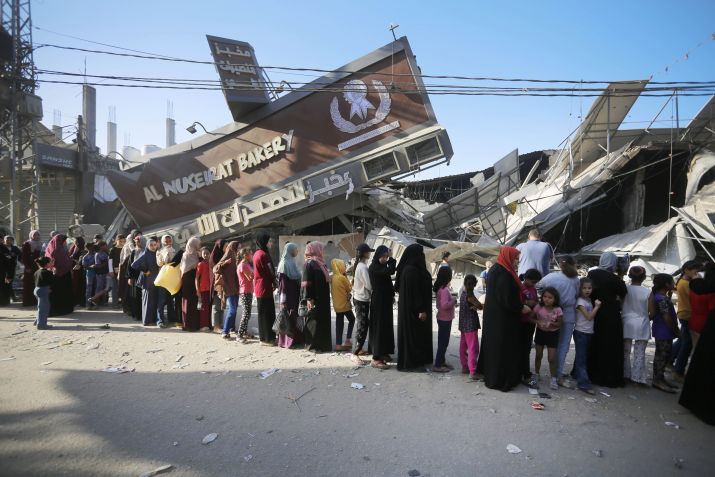 Padaria parcialmente destruída em Deir al Balah, na Faixa de Gaza • Ashraf Amra/Anadolu via Getty Images