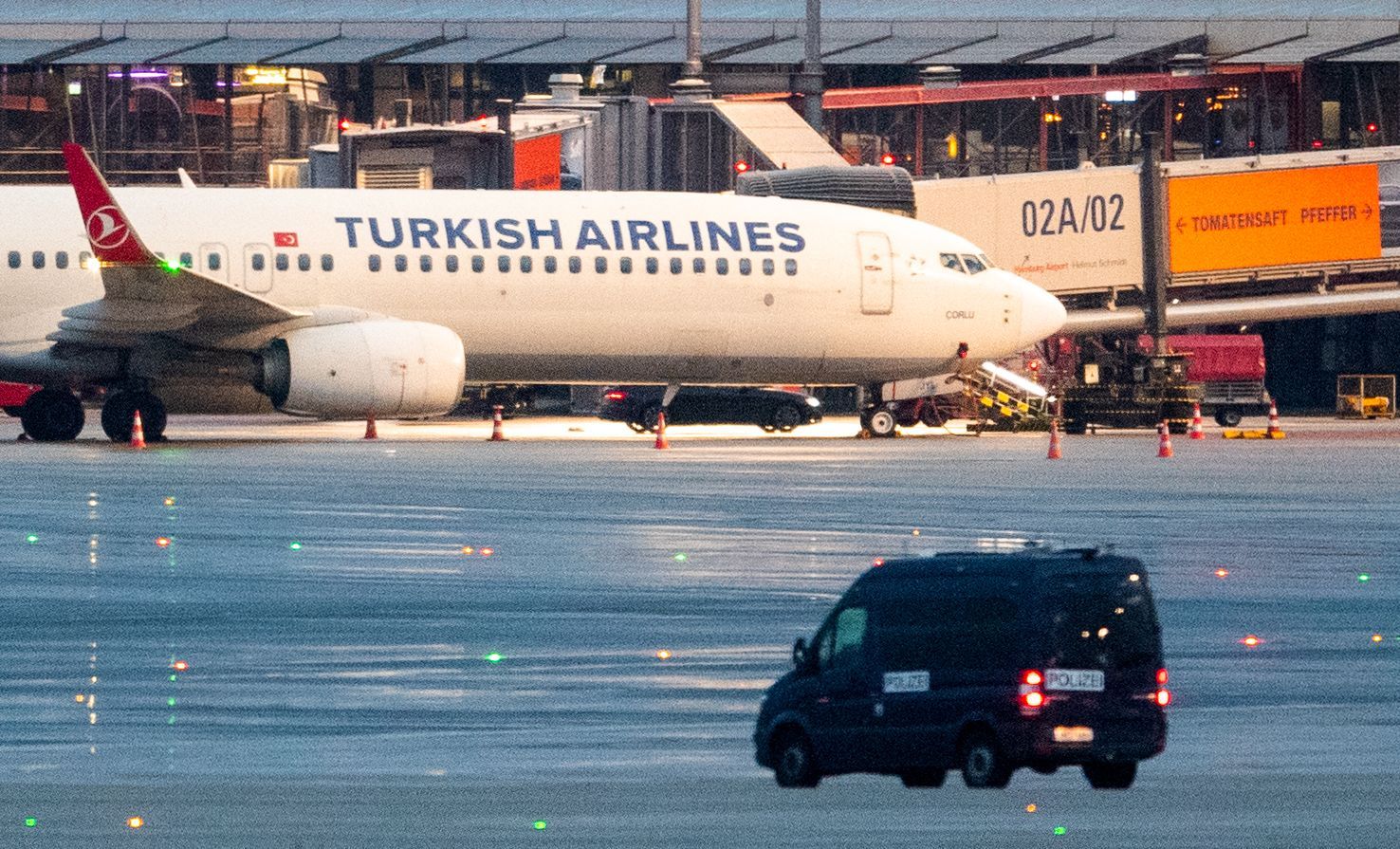Hamburg airport closed - armed man broke through gate