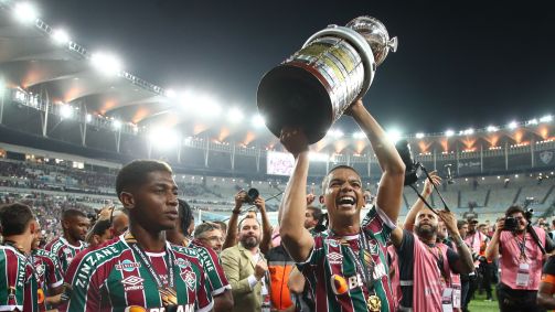 David Braz, zagueiro do Fluminense, ergue a taça da Copa Libertadores