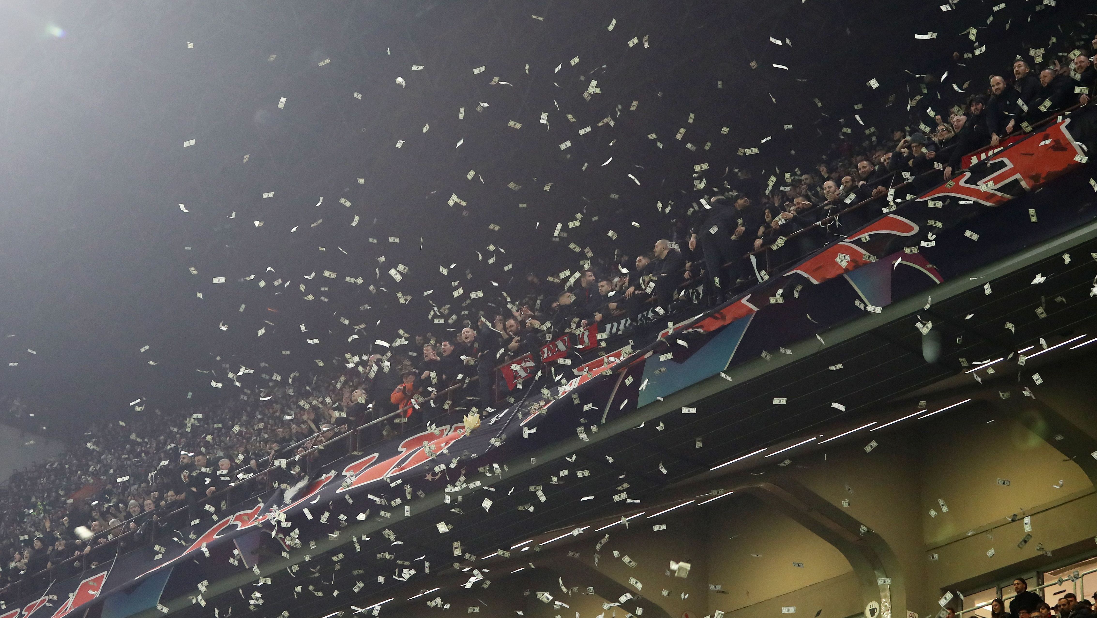 Torcida do Milan joga notas falsas em protesto contra goleiro Donnarumma, hoje no PSG