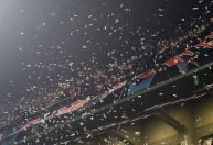“Dollarumma”: torcida do Milan joga notas falsas em protesto contra goleiro do PSG