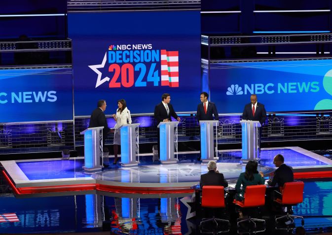 Candidatos presidenciais republicanos durante debate em Miami, na Flórida / Joe Raedle/Getty Images