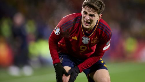 Gavi no momento da lesão em partida da Espanha
