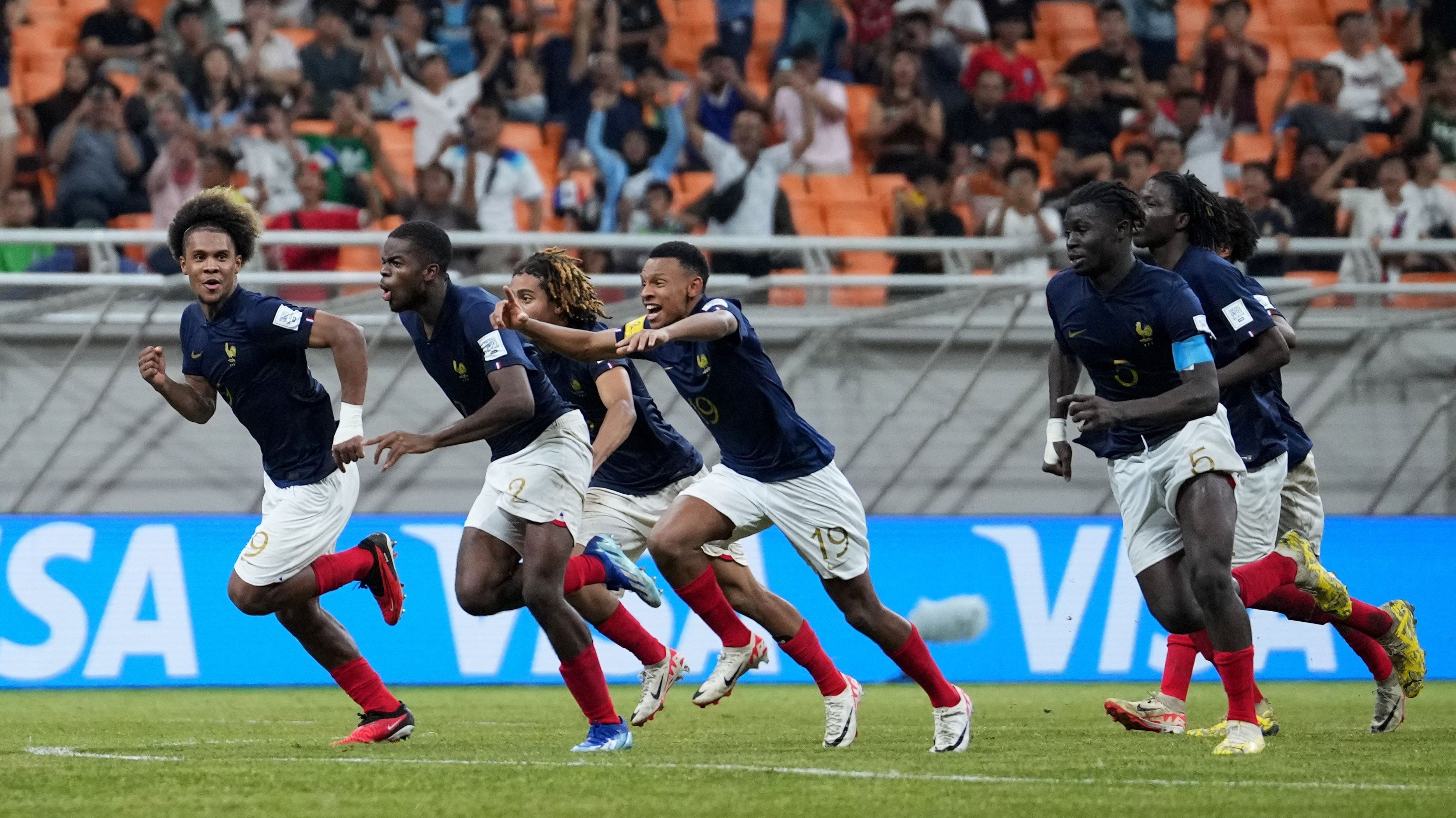 Jogadores da França comemoram a classificação à semifinal da Copa do Mundo Sub-17