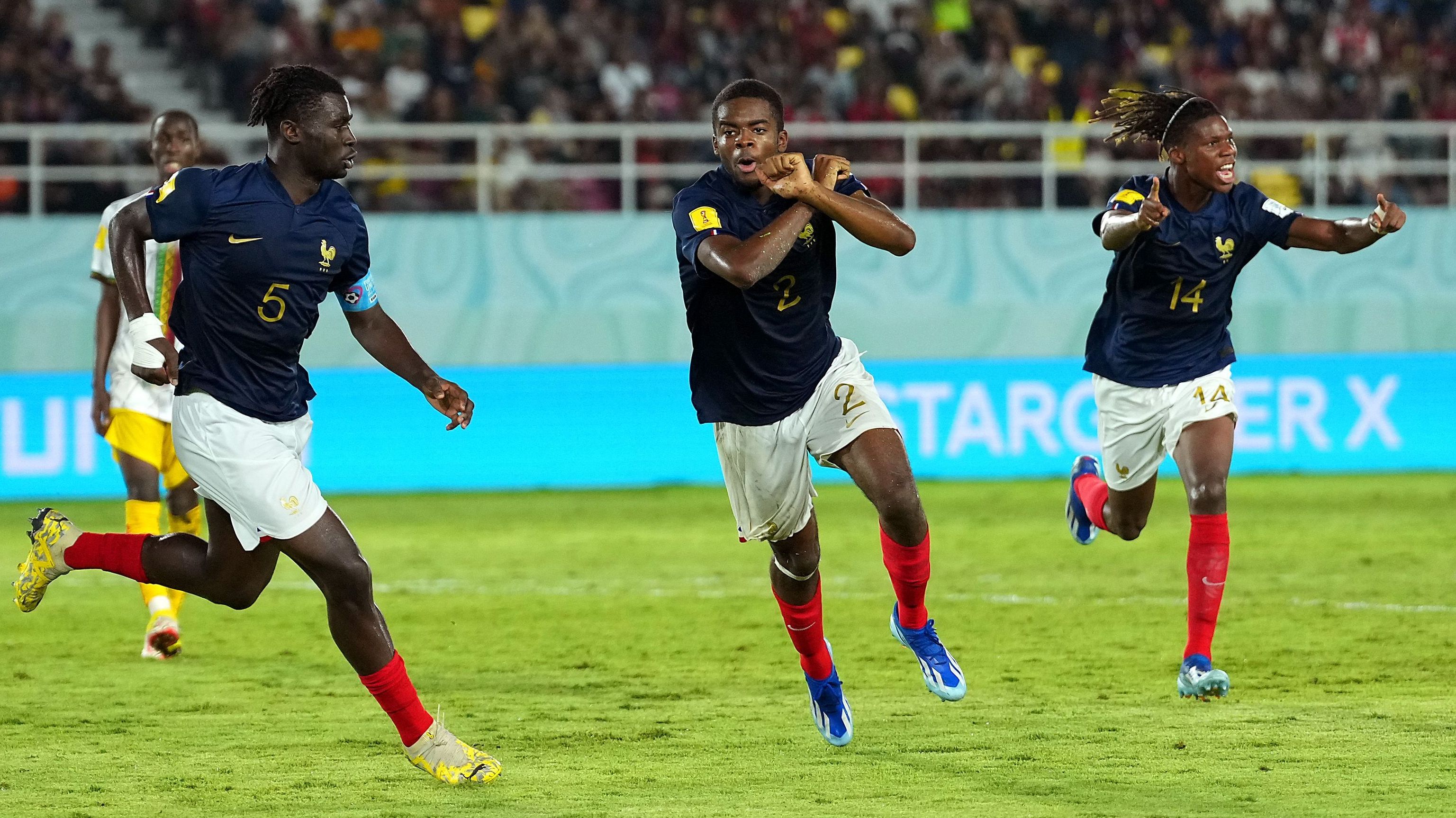 Yvann Titi comemora o gol de empate da França contra Mali