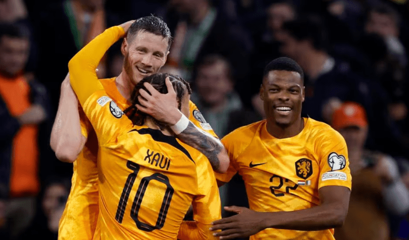 Holandeses comemoram vitória contra a Irlanda / Divulgação/ UEFA