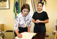 Governadora de PE pede desculpas por usar camiseta e calça jeans em solenidade: “Fui para a mata”