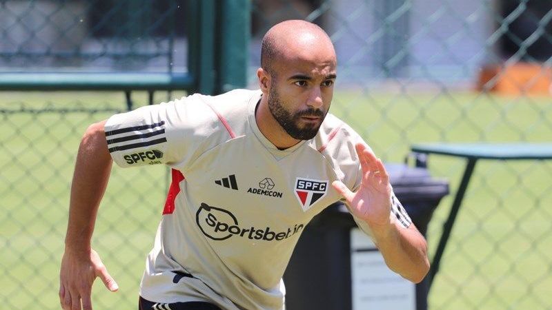 Lucas Moura trabalhou com o elenco no último domingo (5)