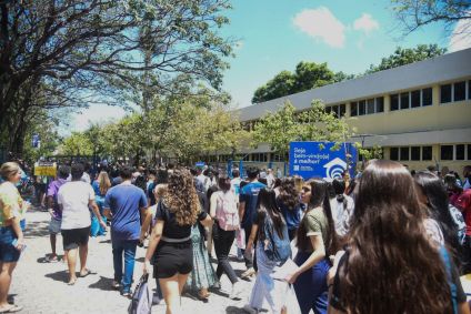 Movimentação de candidatos para o primeiro dia de prova do Exame Nacional do Ensino Médio (ENEM) 2023, na tarde deste domingo (05), na Universidade de Fortaleza (UNIFOR)