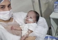 Ingra Soares posta foto de filho com Zé Vaqueiro em UTI e pede: “Continue firme”