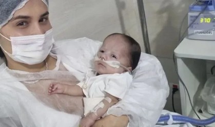 Ingra Soares posta foto de filho com Zé Vaqueiro em UTI e pede: "Continue firme"