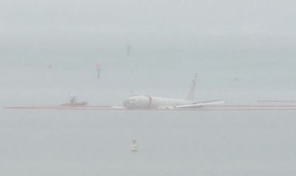 Jato da Marinha dos EUA ultrapassa pista e cai na água no Havaí