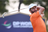 Golfista joga taco em árvore e perde outros dois tentando recuperá-lo; veja