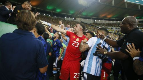 Goleiro da Argentina, Dibu Martínez tenta acalmar policiais no Maracanã