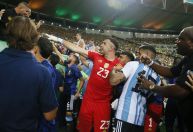 Goleiro da Argentina “defende” cassetete de policial durante confusão no Maracanã