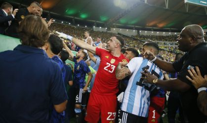 Goleiro da Argentina, Dibu Martínez tenta acalmar policiais no Maracanã