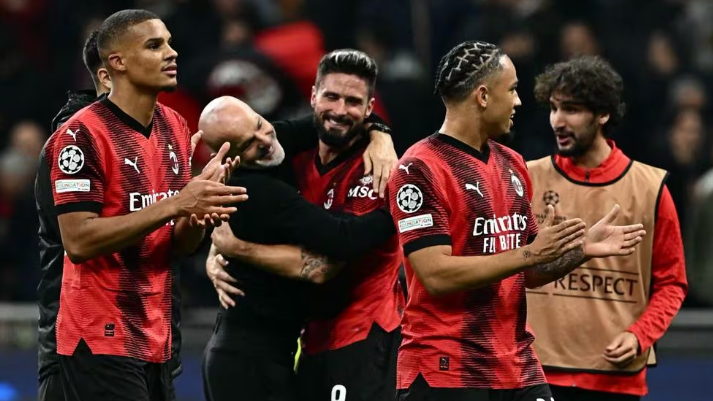 Jogadores do Milan comemoram vitória contra o PSG